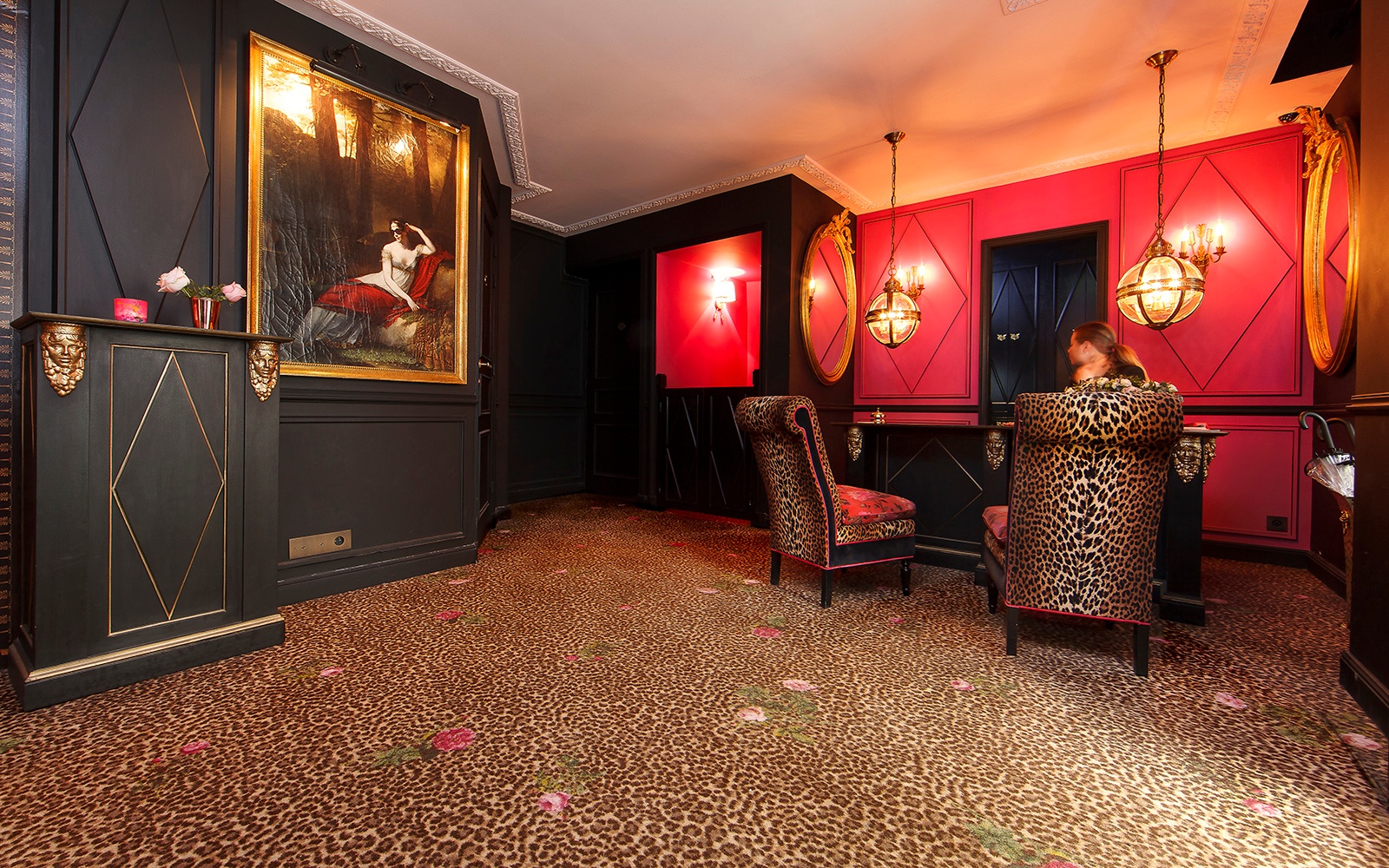 POM_Hotel_JoBo_01.jpg Eingangsbereich im Hôtel de JoBo in Paris mit dunklen Wänden und Leopardenteppich