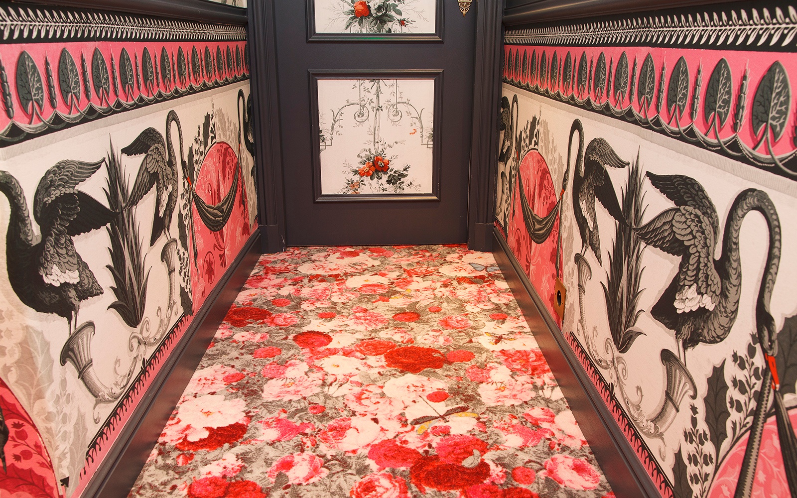 POM_Hotel_JoBo_02.jpg Besondere Designideen im Flurbereich mit farbfrohen Blumenteppich und passender Tapete im Hôtel de JoBo in Paris