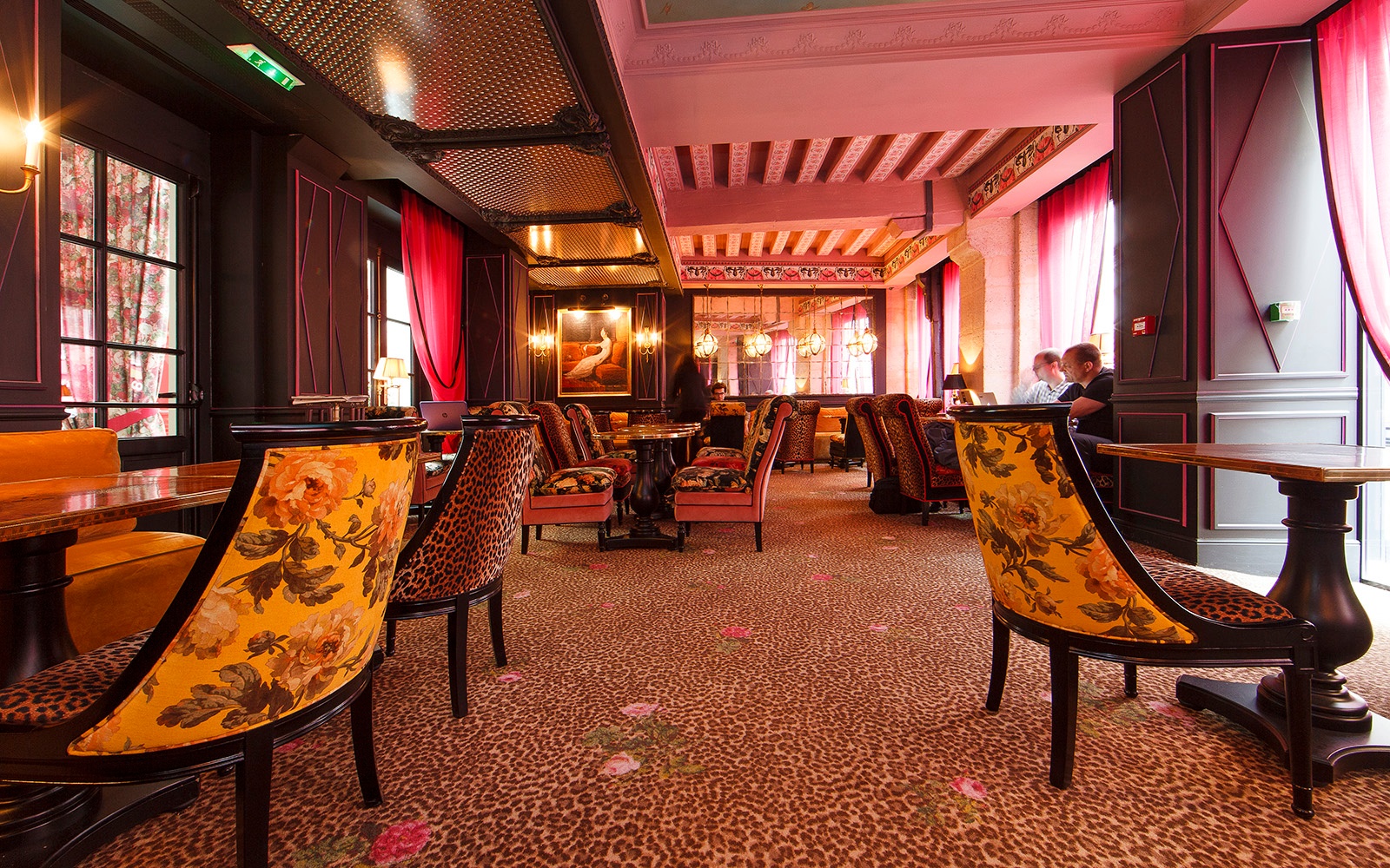 POM_Hotel_JoBo_04.jpg Lobby im Hôtel de JoBo in Paris in rot, orange und schwarz Tönen gehalten mit passendem Leopardenteppich