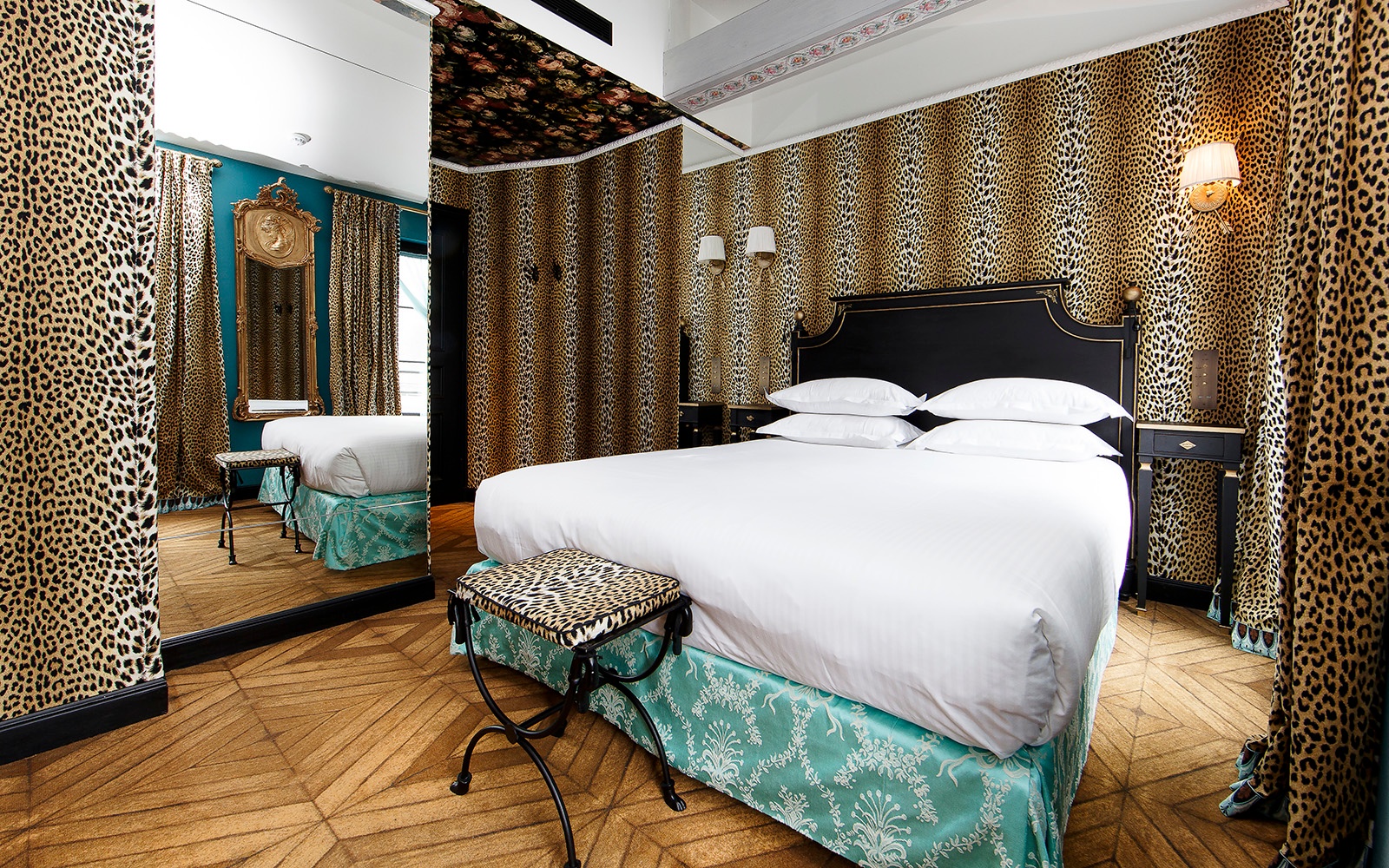 POM_Hotel_JoBo_05.jpg Hotelzimmer im Hôtel de JoBo in Paris mit Tapete im Leopardenprint