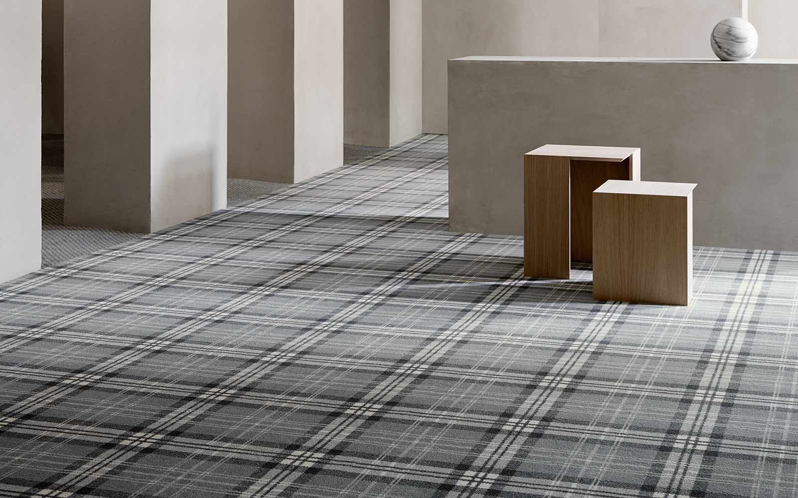 Teppich im grauen Schottenmuster mit modernen Sitzhockern |Teppichboden mit Textur und Struktur