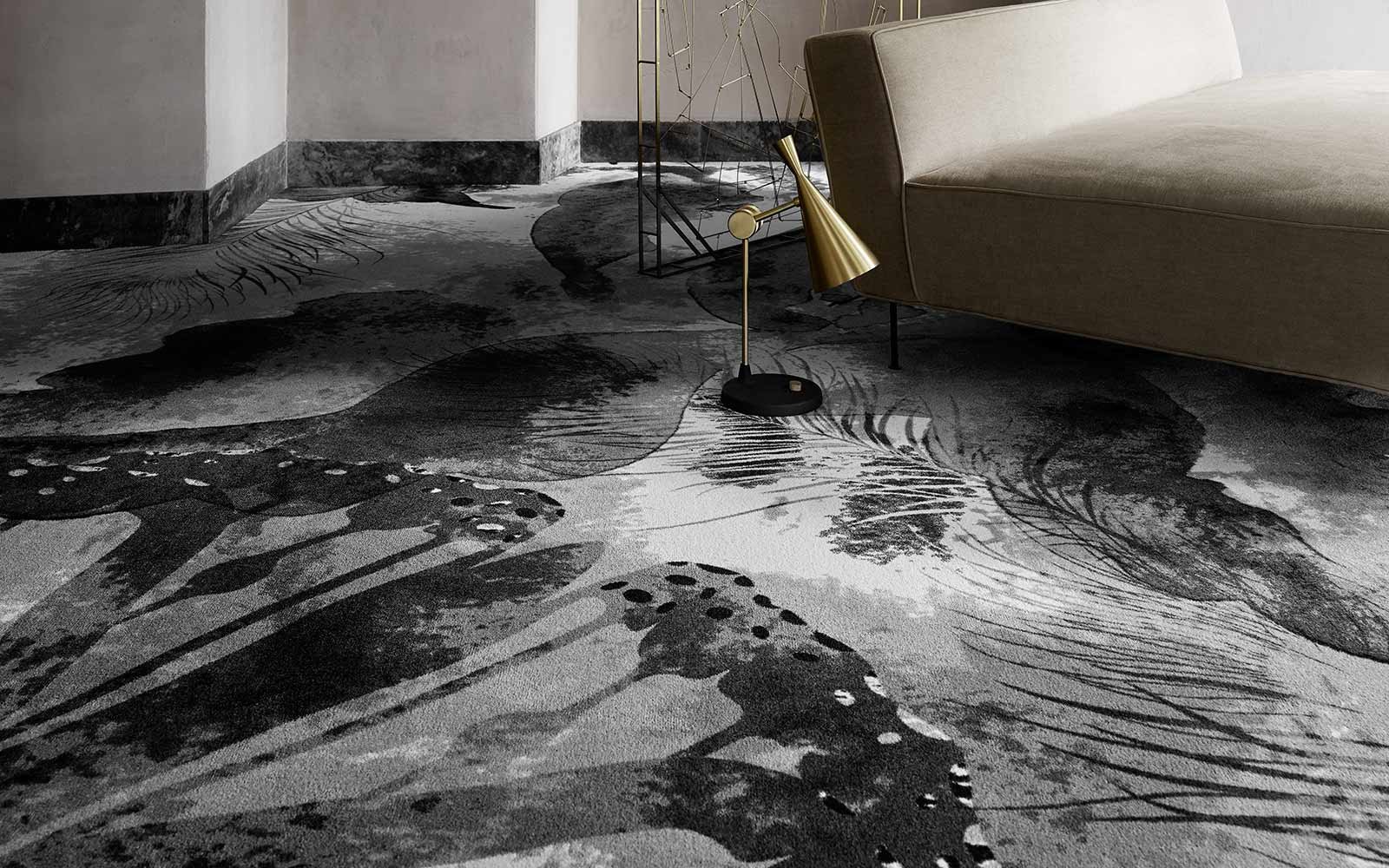 Teppichboden mit Textur im grauen Muster mit modernem Sofa
