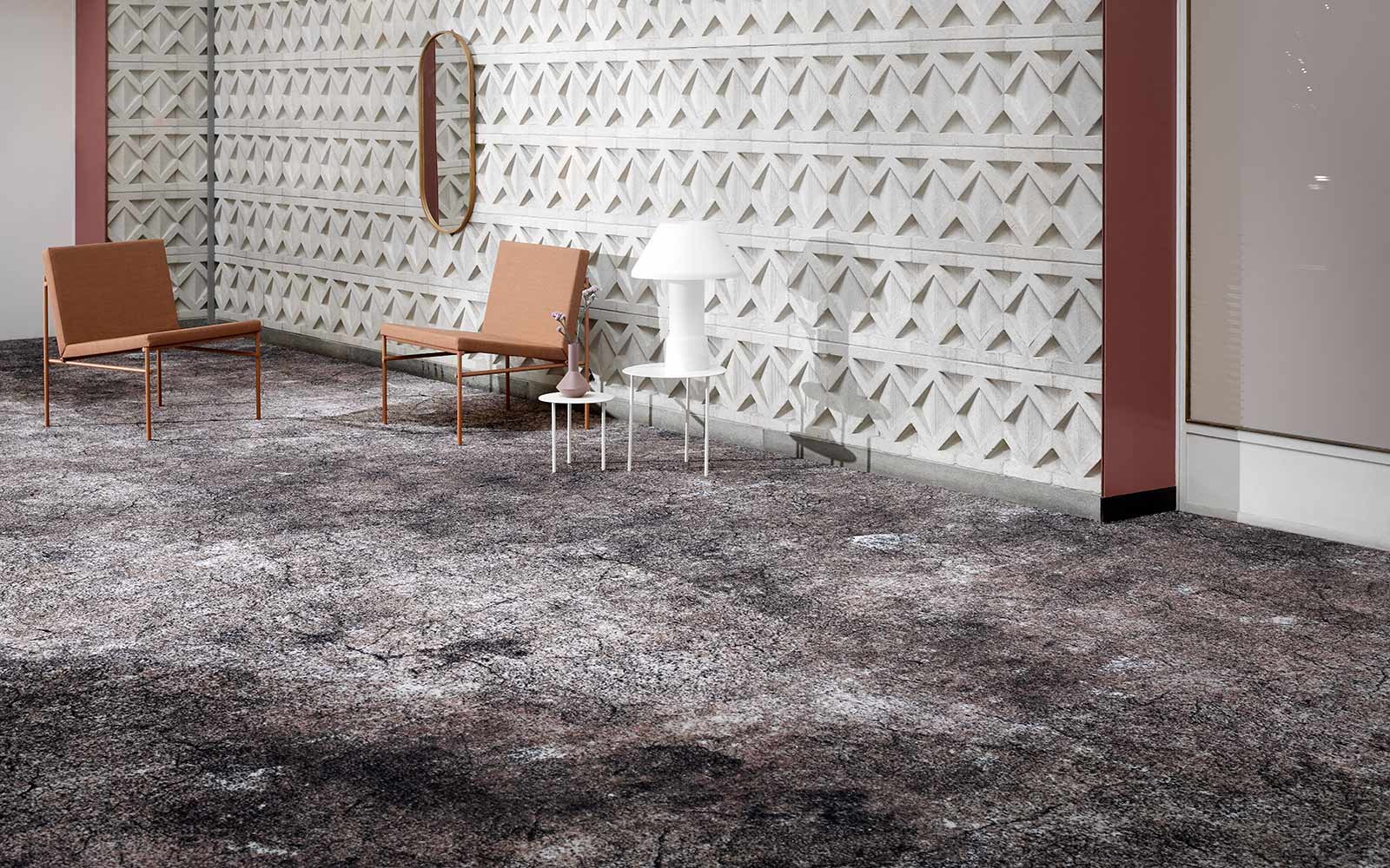 Teppichboden mit Struktur in braun-grau Tönen und Sitzmöglichkeiten