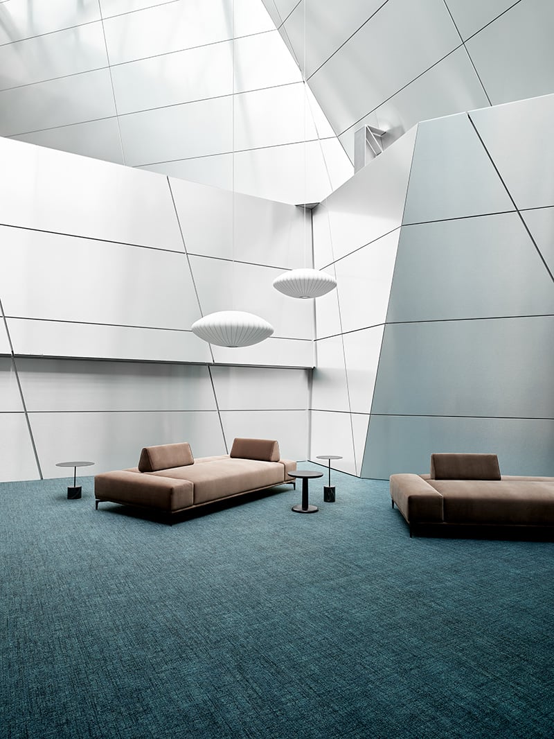 Moderner heller Raum mit Sitzgelgenheiten und ReForm Ecotrust Teppich