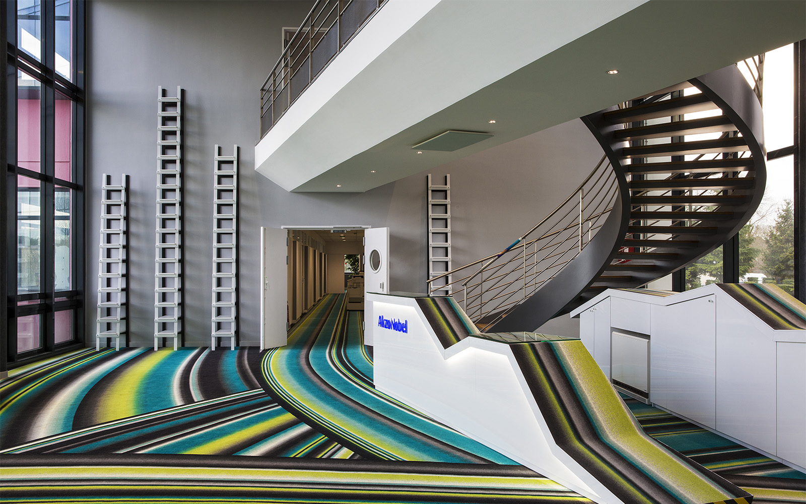 Teppich Design Trends: Bunter Streifen Teppich in Eingangshalle
