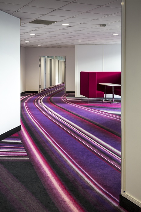 Teppich Design Trends: Bunter Streifen Teppich im Flur