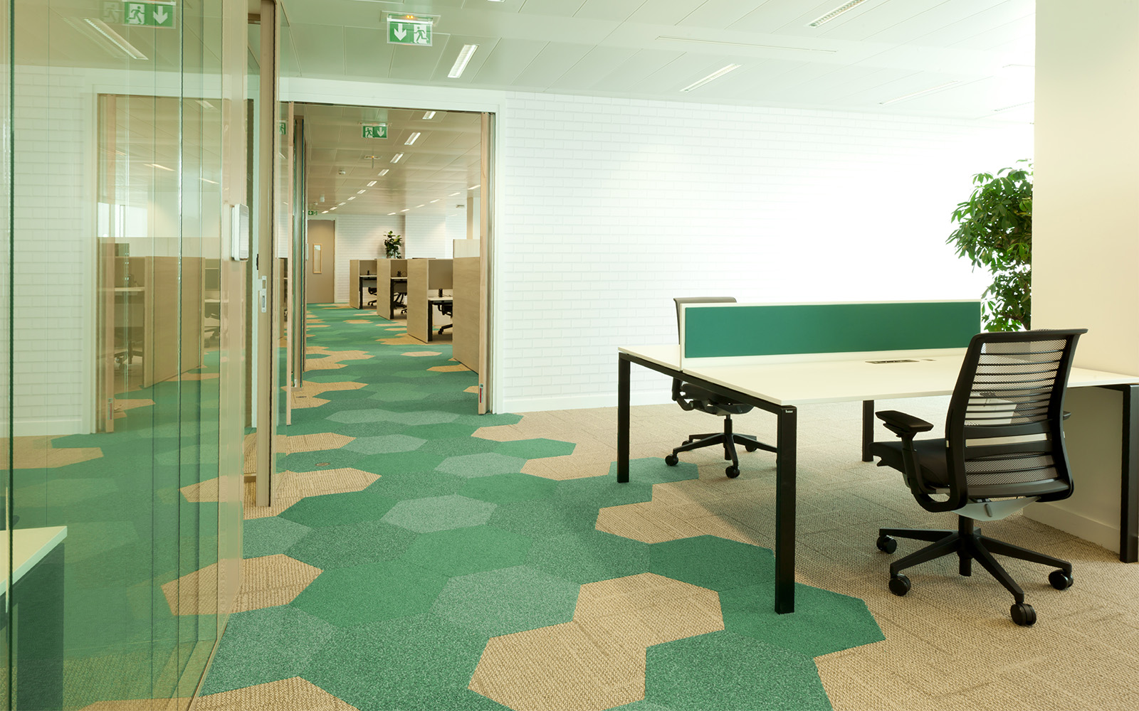 Teppich Design Trends: Geometrische Teppichfliesen im Büro