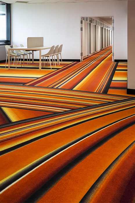 Teppich Design Trends: Gestreifter Teppich im Flur