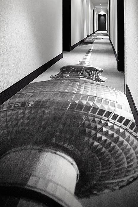 Hotelflur: Teppich Bahnenware mit Berliner Fernsehturmprint - Individuelle und besondere Raumgestaltung