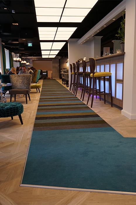 Hotelbar: Ein Mix aus Teppich & Holz Bodenbelag