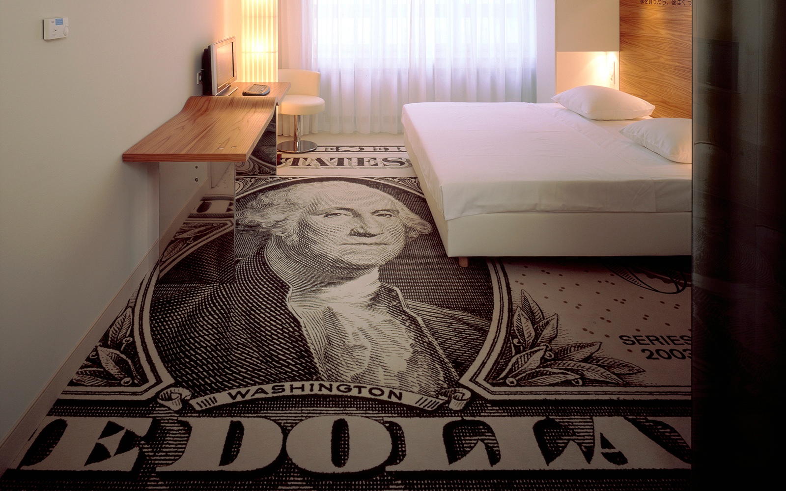 Außergewöhnliche Teppich Ideen - Hotelzimmer mit außergewöhnlichem Teppich mit full-size Dollarschein Print