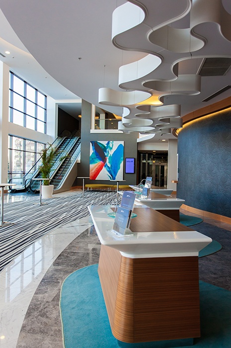Ege carpet flooring at Radisson Blu Paradise Resort & Sochi Modern eingerichteter Eingangsbereich und Rezeption im Radisson Blu Hotel mit gestreiften Teppichbahnen