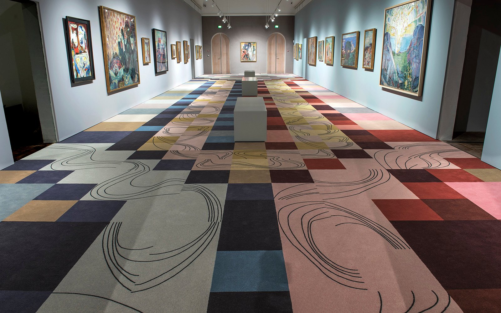 Multi coloured pattern carpet at the danish art museum Jorn in Silkeborg Raum im Dänisches Kunstmuseum Jorn in Silkeborg mit Kunstwerken an den Wänden und schachbrett-ähnlich angeordneten Teppichfliesen