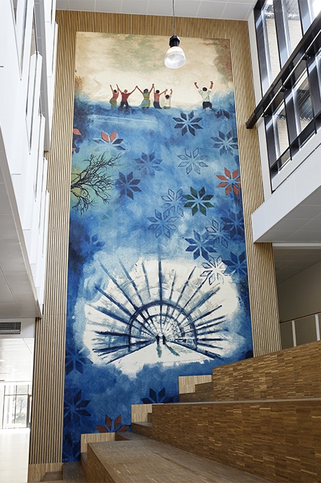 ug_chapter_05_05.jpg Inneneinrichtung Inspiration mit einem großem und über mehrere Etagen hängenden Teppich an der Wand