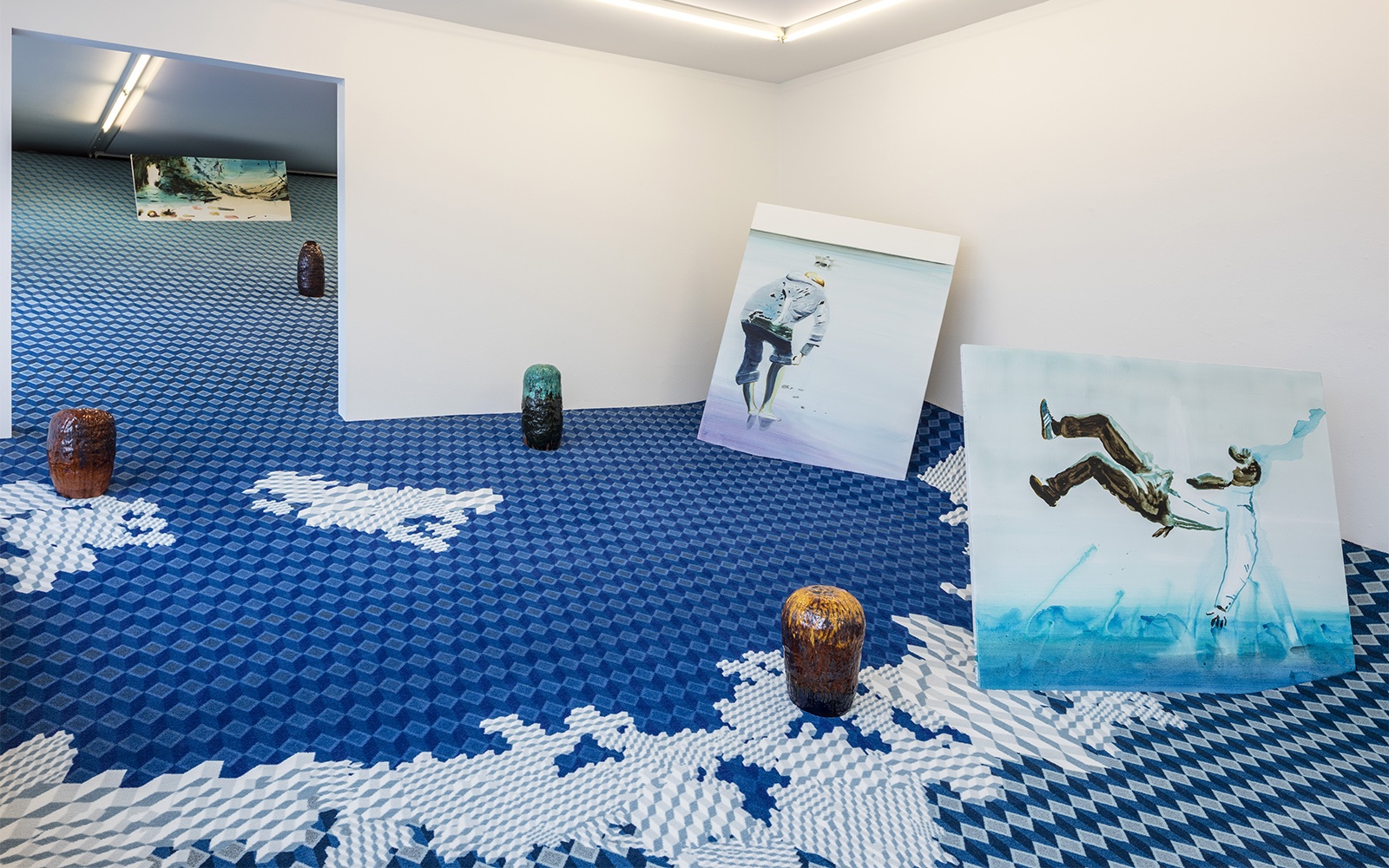 Außergewöhnliche Teppich Ideen -  Besondere Inneneinrichtungsdesign mit schrägen Böden und blauen spezialangefertigten  Teppichbahnen  von John Kørner mit ege