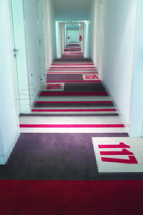 ug_chapter_06_03.jpg Sonderangefertigter Teppich für Hotelflur mit Zimmernummern vor der Tür