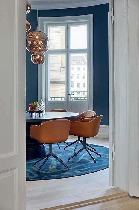 Räumlichkeiten im Brønnum Hus Office Club mit hochwertiger Ausstattung und passenden blauen Teppich und Tapete
