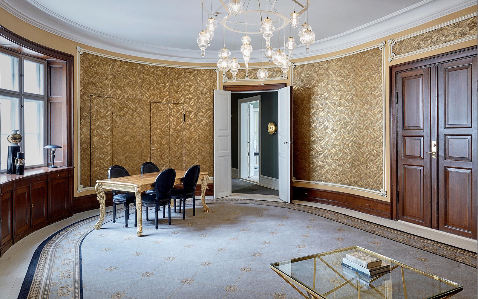 Luxuriöse Räumlichkeiten im Office Club Kopenhagen mit goldenen Tapeten und passendem Teppich