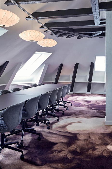 Office Club Kopenhagen Konferenzraum mit farblich passendem Teppich von ege