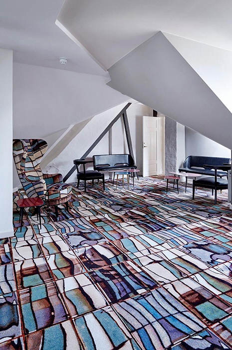 POM_Broennums_Hus_Office_10.jpeg Inneneinrichtungs Idee: Zimmer mit besonderem gemustertem Teppich (entworfen von Tom Dixon und ege Teppich) und dazu passendem Sessel