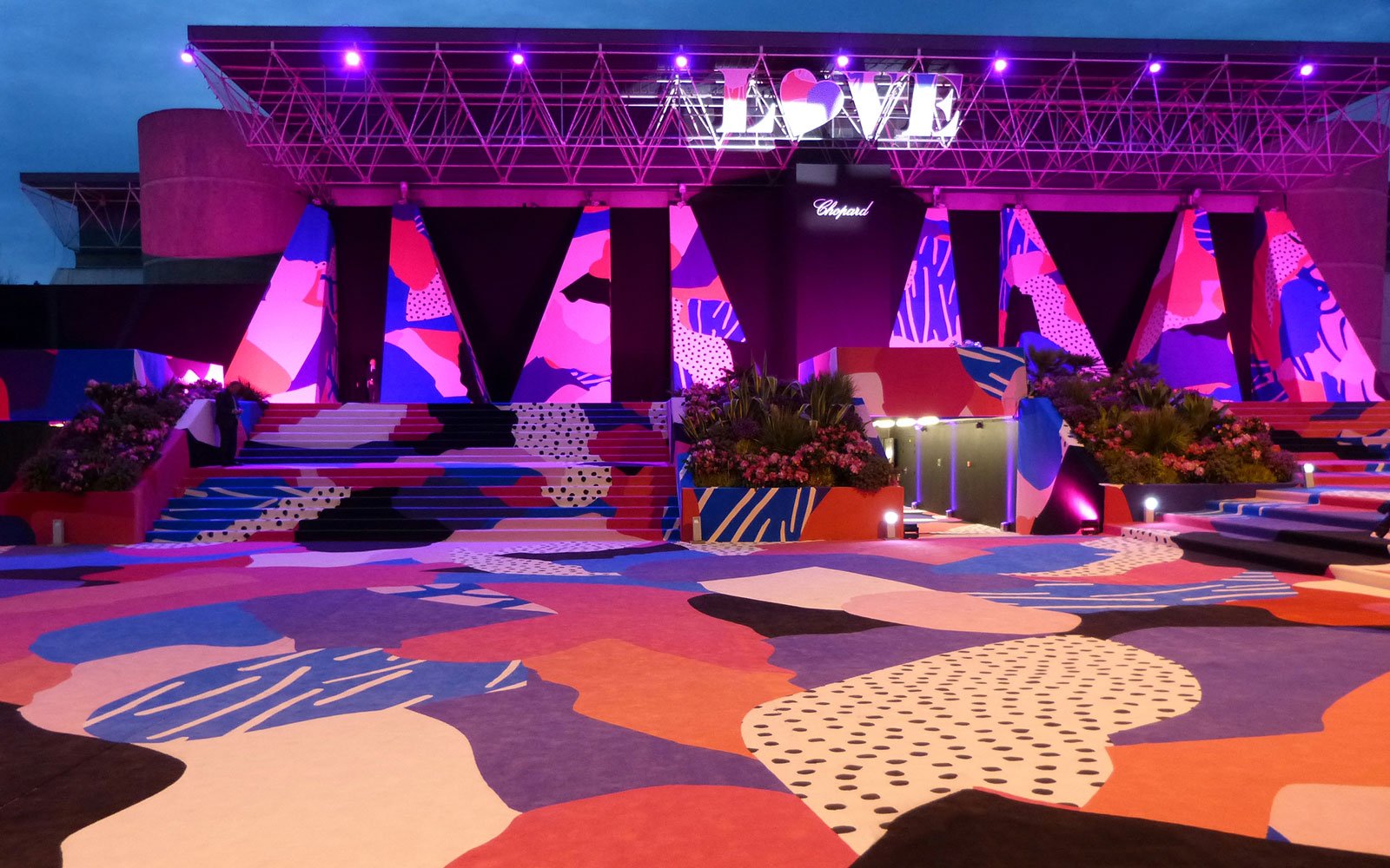 Eventteppich: Einzigartiges Design des Teppichs in lila, pink und blau Tönen