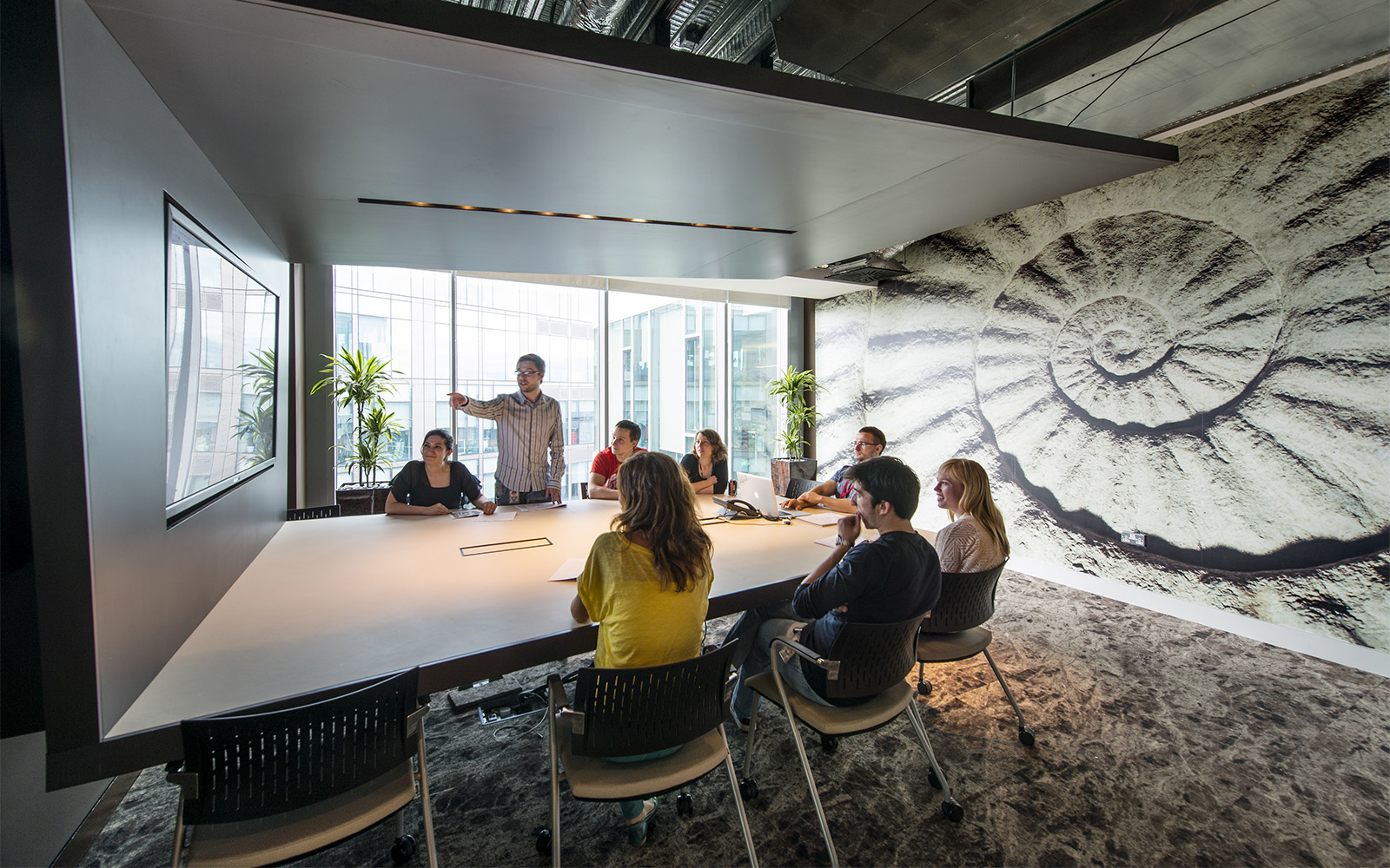 Google Office Dublin Besprechungsraum in modernem Design und gemustertem Teppich und Wänden