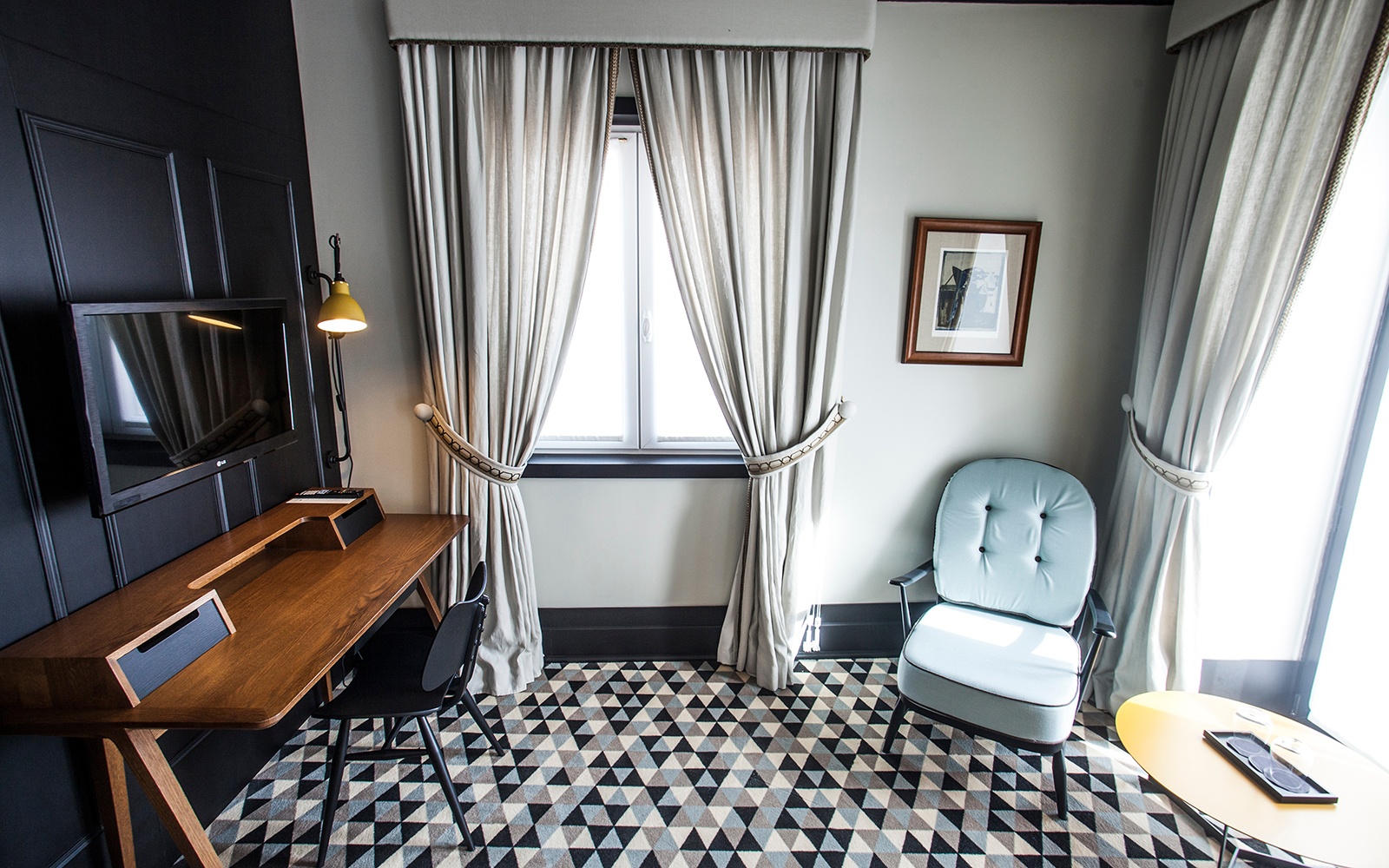 Hotelteppich: Gemusterte Teppiche verbindet Mobiliar, Textileine und Wände gekonnt und stillvoll im Hotelzimmer