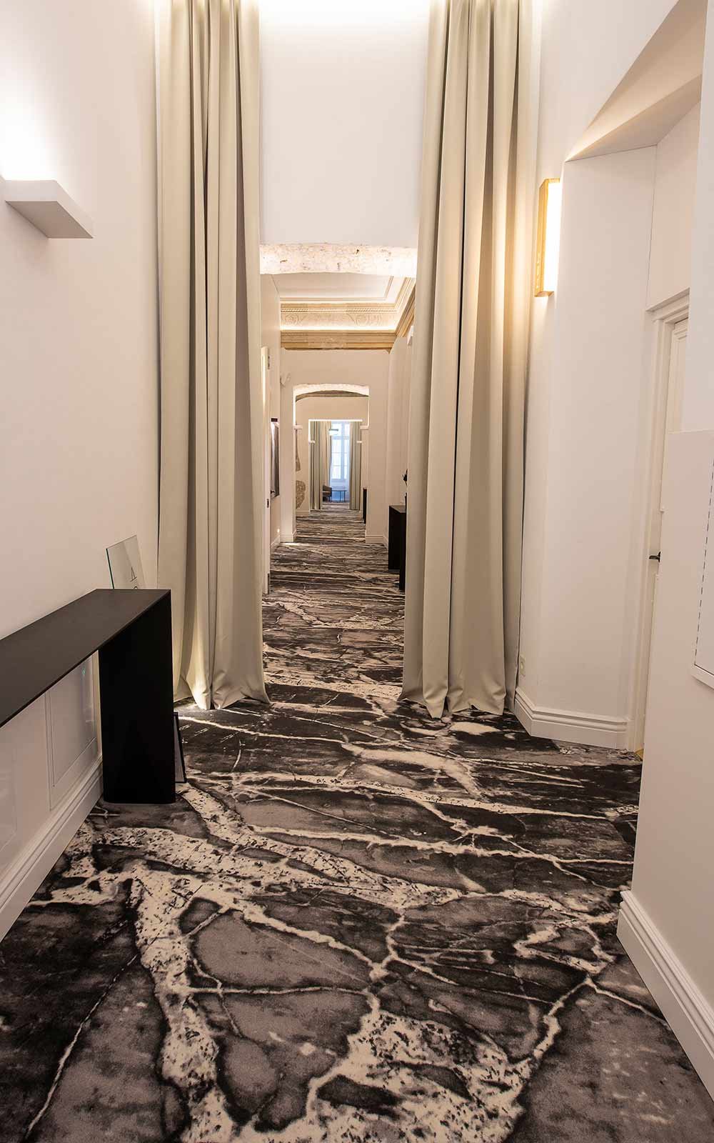 Hotel Teppichboden - Teppichboden in Marmoroptik und hellen Wänden und Vorhängen