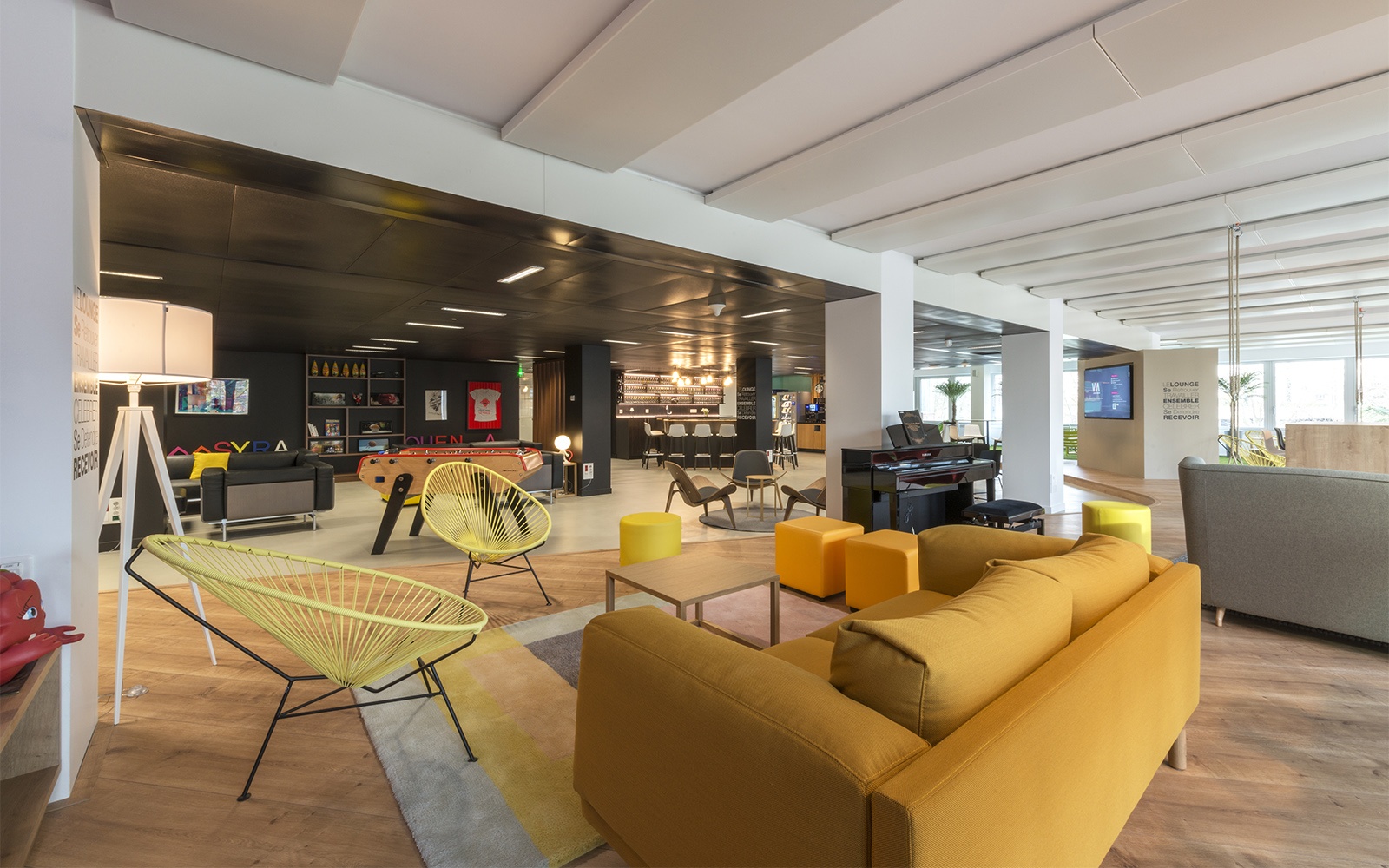 Teppich Büro: Farbenfrohes Mobiliar passend zur Marke und Einrichtung der Büros
