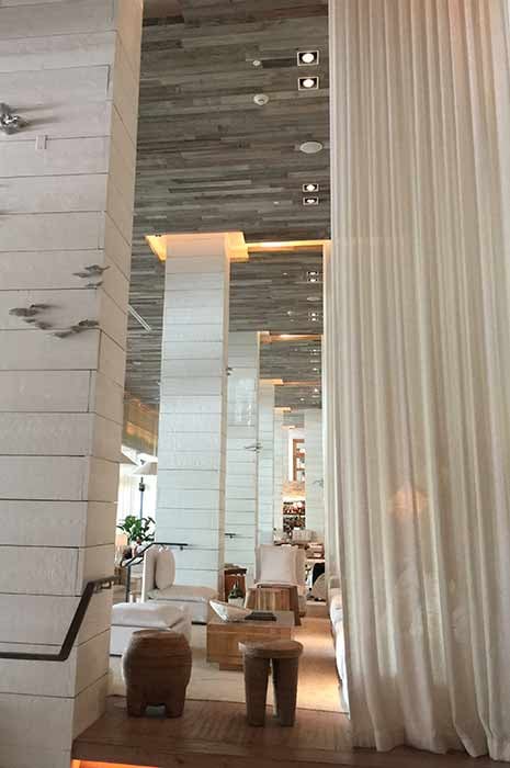 Luxuriöse helle Hotelllobby mit hohen Decken und Sitzgelegenheiten